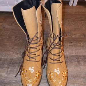 Cute (not hiking) boots 😉 Size 9